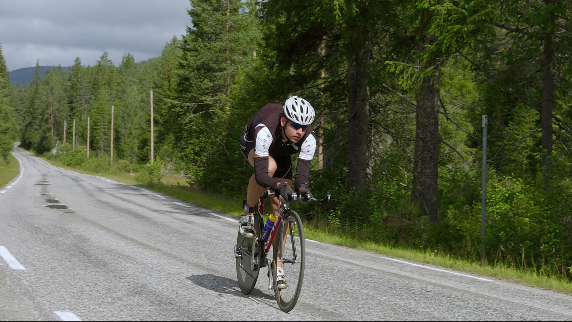 比赛规则变更引发热议!,穆古鲁扎在加拿大队比赛中持续失利观众掌声雷动